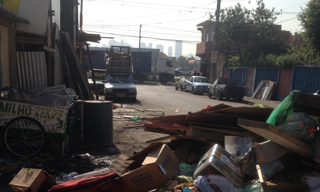 Lixo ocupa parte da av. Dracena, na comunidade do Jaguaré onde a prefeitura afirma que limpa regularmente.