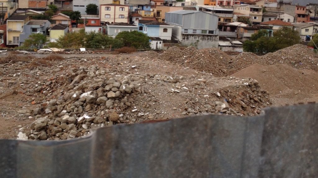 Em Santo André, a trituração de pedras tem sido apontada causa da poeria de um obra na altura do número 395, da rua Boa Vista, em Santo André.