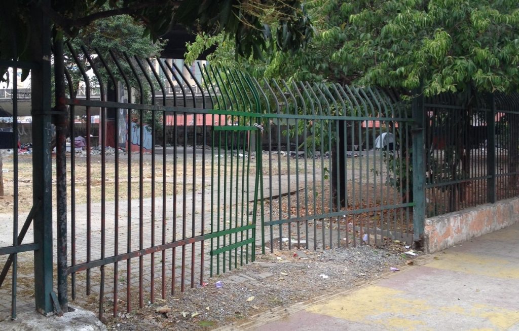 Portão principal de acesso a Pça na Rua Prefeito Passos, no Glicério esta fechado há mais de um ano.