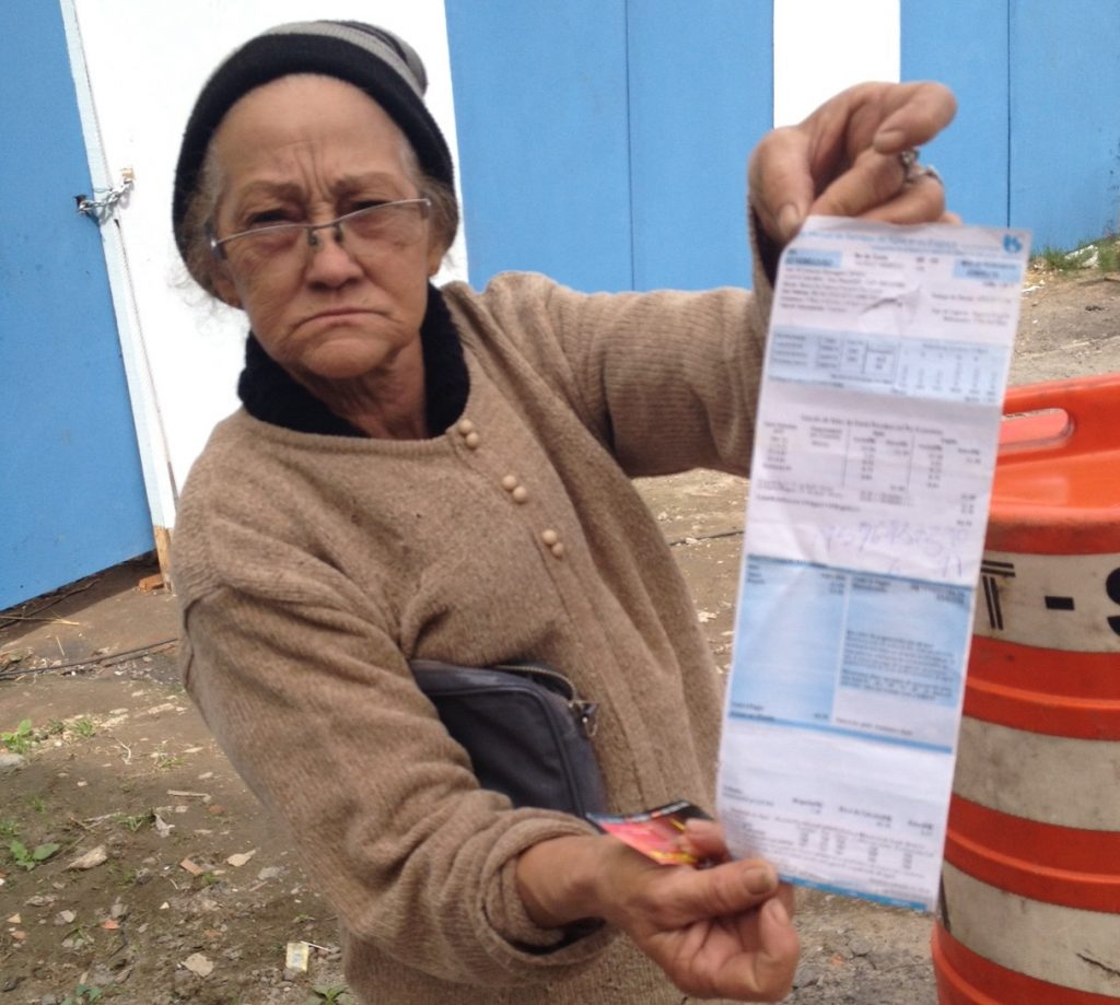 Na zona lestes, moradora da Rua Coração Valente , diz que apesar de pagar não tem o esgoto tratado.