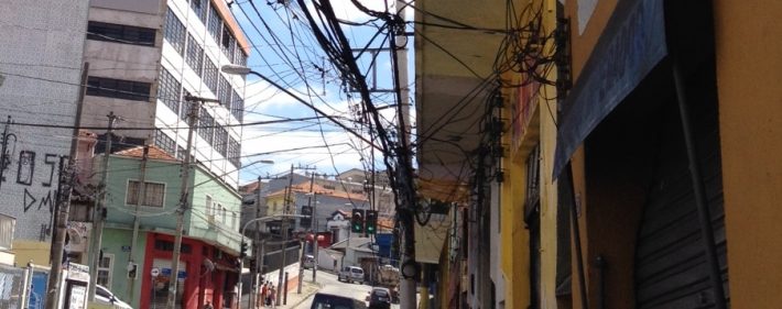 Detalhe da rede elétrica que abastece rsidencias e lojas da Rua Cássio de Almeida, na Vila Maria.