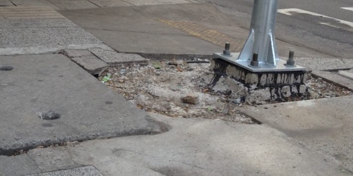 Buraco na Rua Oscar Freire prejudica acesso a rampa de acessibilidade. 