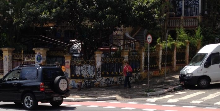 Frente pichada da chamada casa amarela, na Rua da Consolação, 1075. 