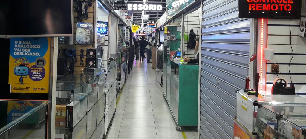 Galeria comercial da Rua Santa Efigênia reflete a queda nas vendas do tradicional centro de eletroeletrônicos de São Paulo.
