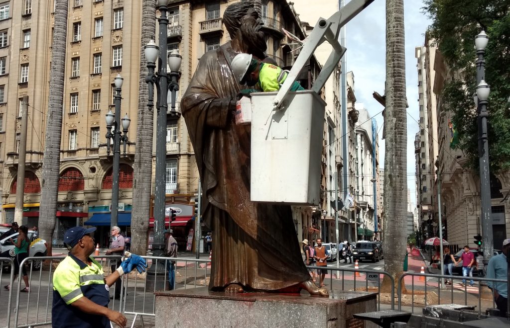 Monumento na Praça da Sé é limpo após ser pichado. Foto Créd.: Tirada com moto z play + hasselblad true zoom