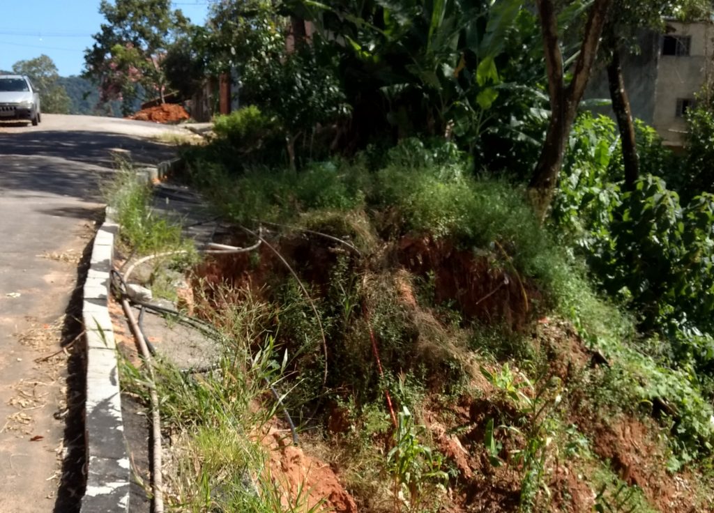 Erosão expõe canos que levam água clandestinamente a consumidores. Foto Marcel Naves/Tirada com Moto Z Play + Hasselblad True Zoom