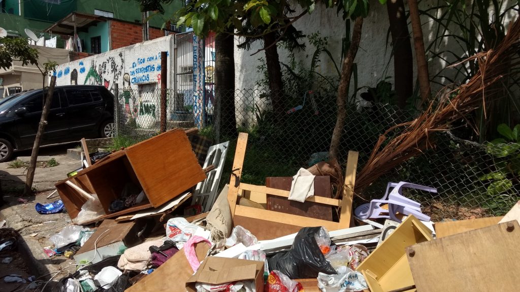 Lixo e entulho na porta de creche da Favela do DER. Fotos Marcel Naves/Tirada com Moto Z Play + Hasselblad True Zoom 