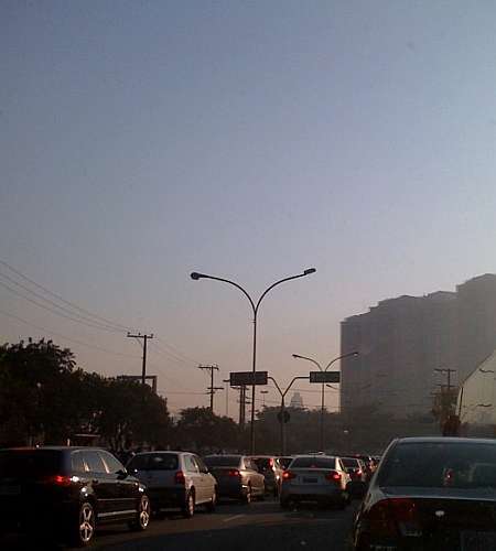 Poluição do ar: imagem da zona norte de São Paulo na manhã desta quarta, 25