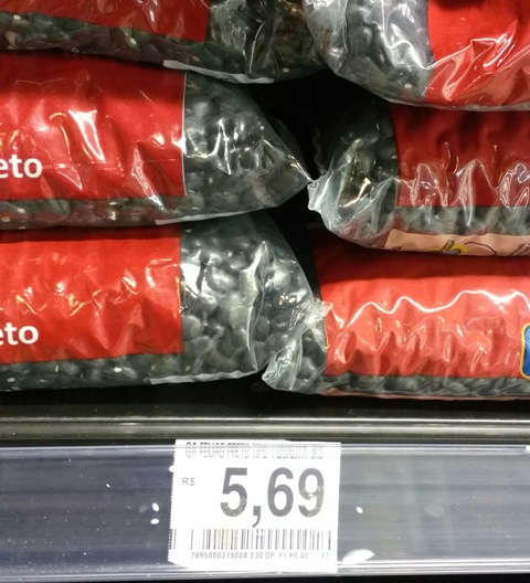 Pacotes de 1 kg de feijão em supermercado da zona sul de São Paulo