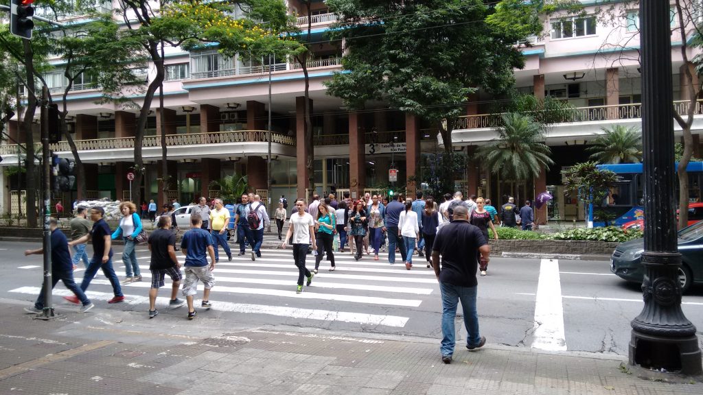 Pedestres na Av. São Luiz. Foto MC