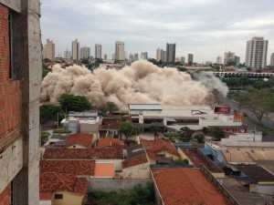 Implosão de hospital deixa nuvem de poeira em Araçatuba - Divulgação
