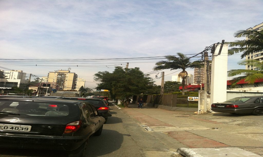 Nos horário de pico á Avenida Giovani Gronchi apresenta o trânsito ruim no sentido João Dias.