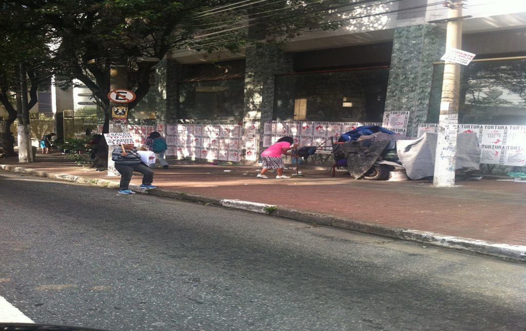 Moradores ocupam parte da calçada da esquina das ruas Clélia e Palmeiras 