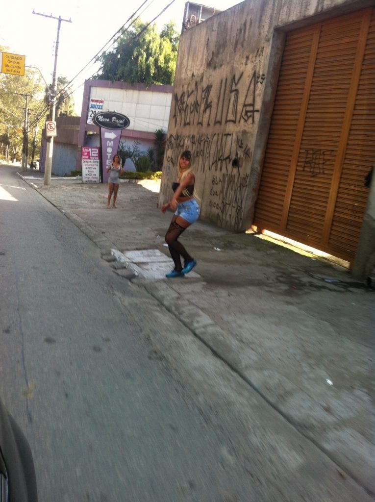 Travestis fazem ponto na Avenida Afonso de Sampaio e Souza