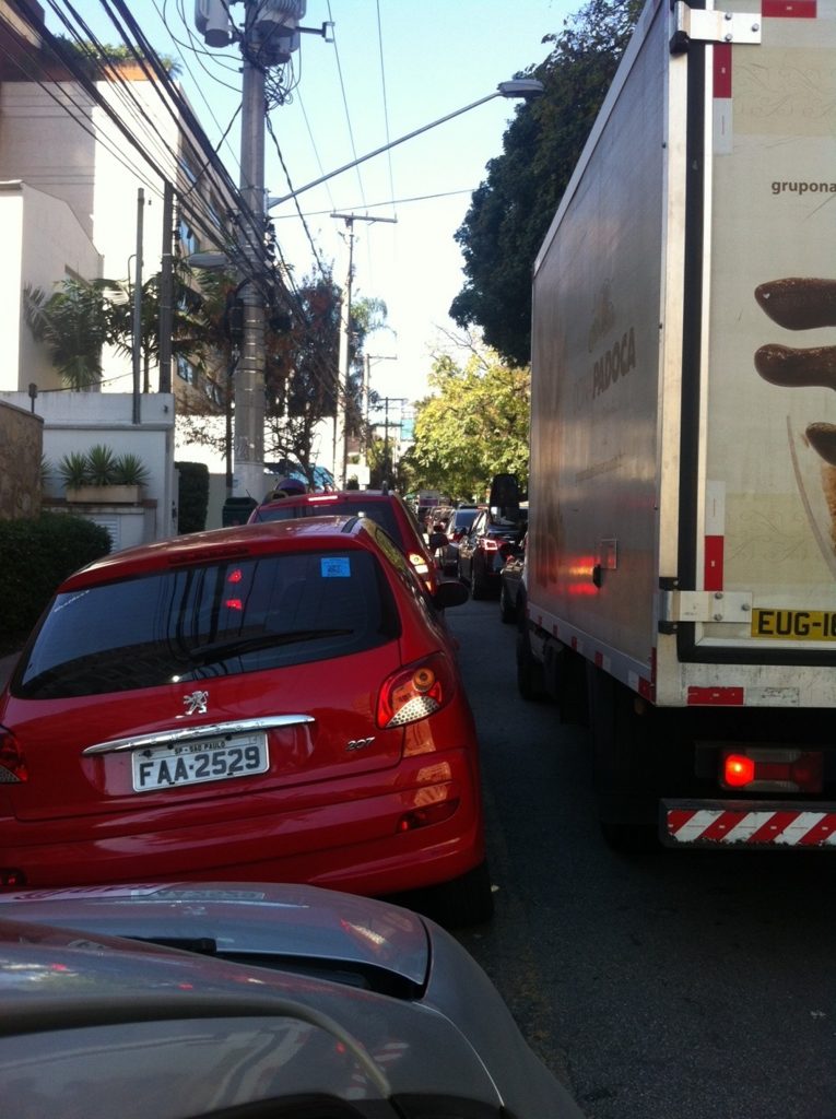O Trânsito congestionado na Rua Casa do Ator, Vila Olimpia.