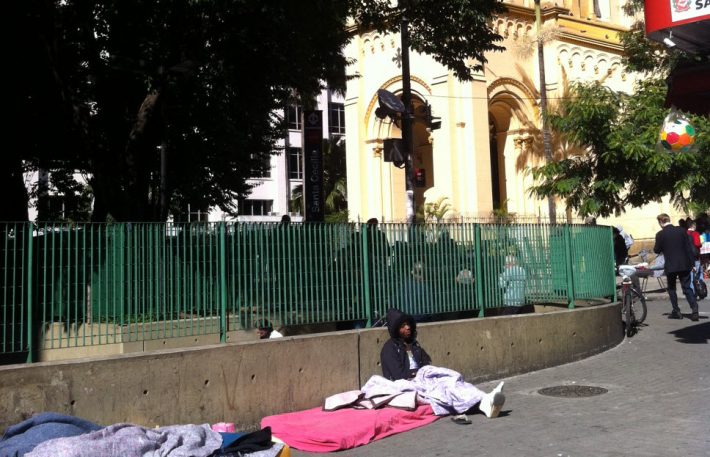 Presença de moradores de rua provoca protestos de moradores e comerciantes do Largo Santa Cecília. 