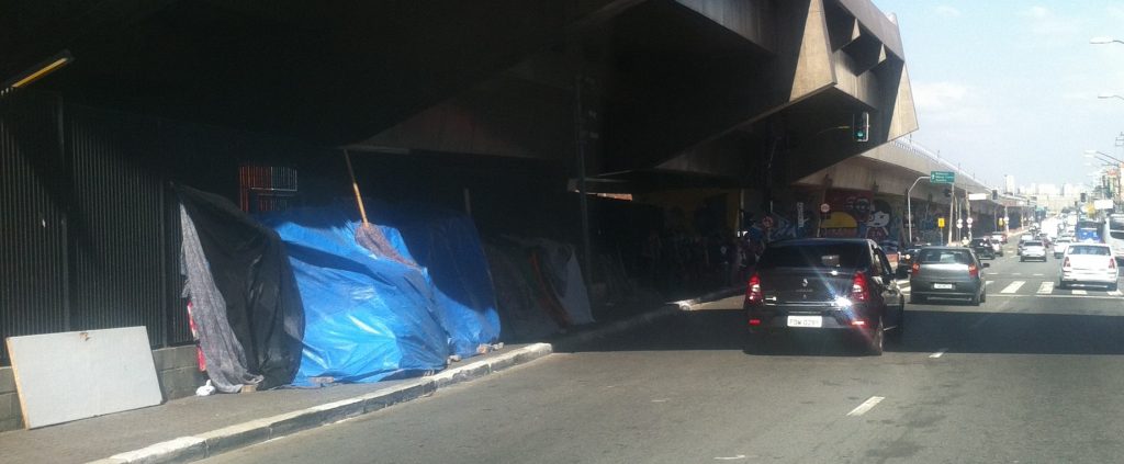Barraca improvisada em plena calçada da av. Cruzeiro do Sul, na zona norte, serve de abrigo para moradores de rua doentes. 