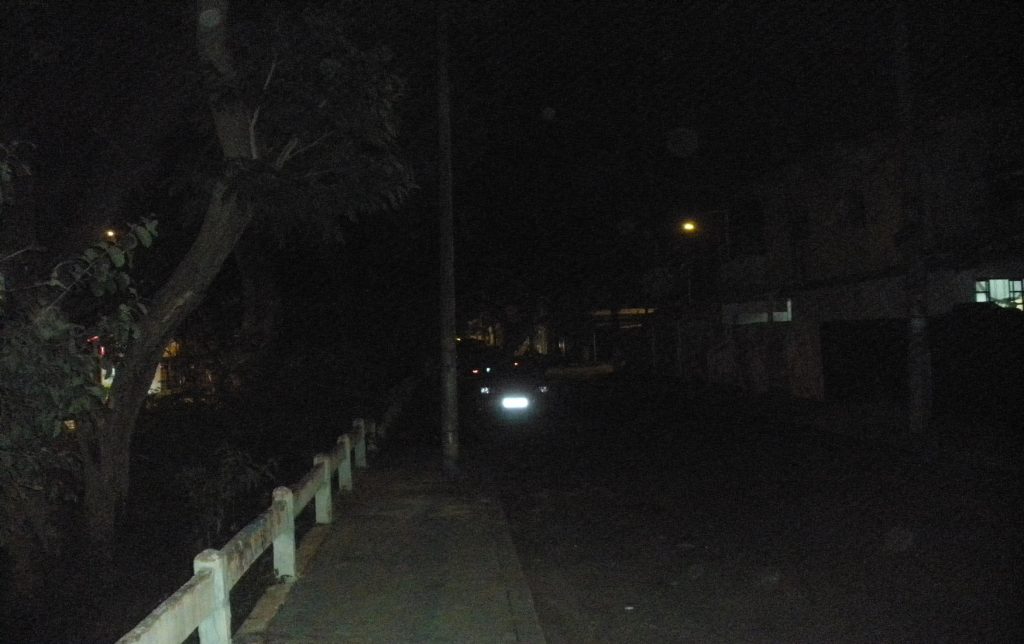 Trecho da Rua Francisco Antunes completamente às escuras após o roubo da fiação.