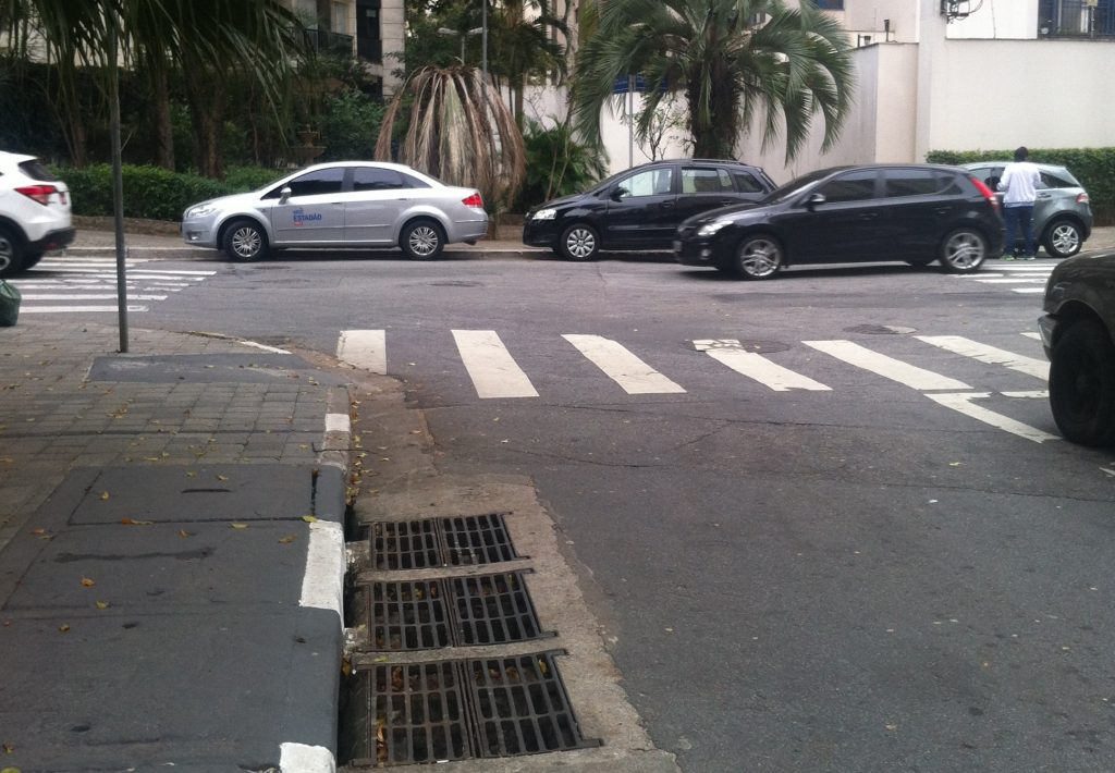A esquina das avenidas Ibijaú e Gaivota , conhecido ponto de alagamento do bairro de Moema.