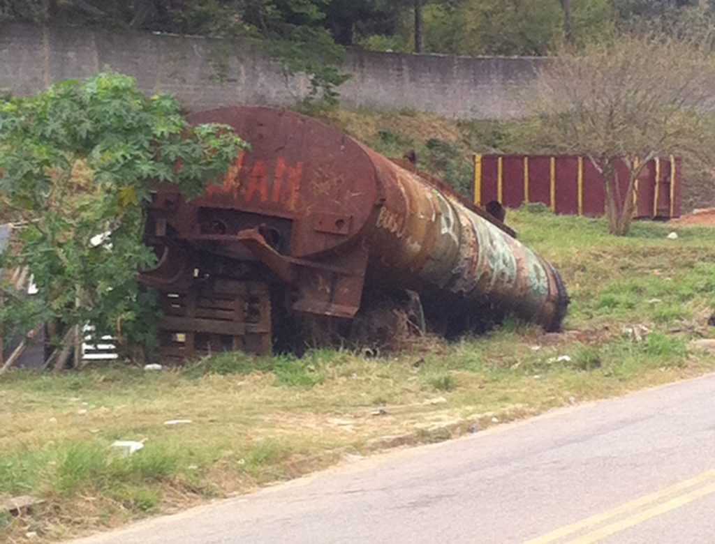 Prefeitura de Santo André alega não ter como retirar tanque abandonado em terreno baldio.