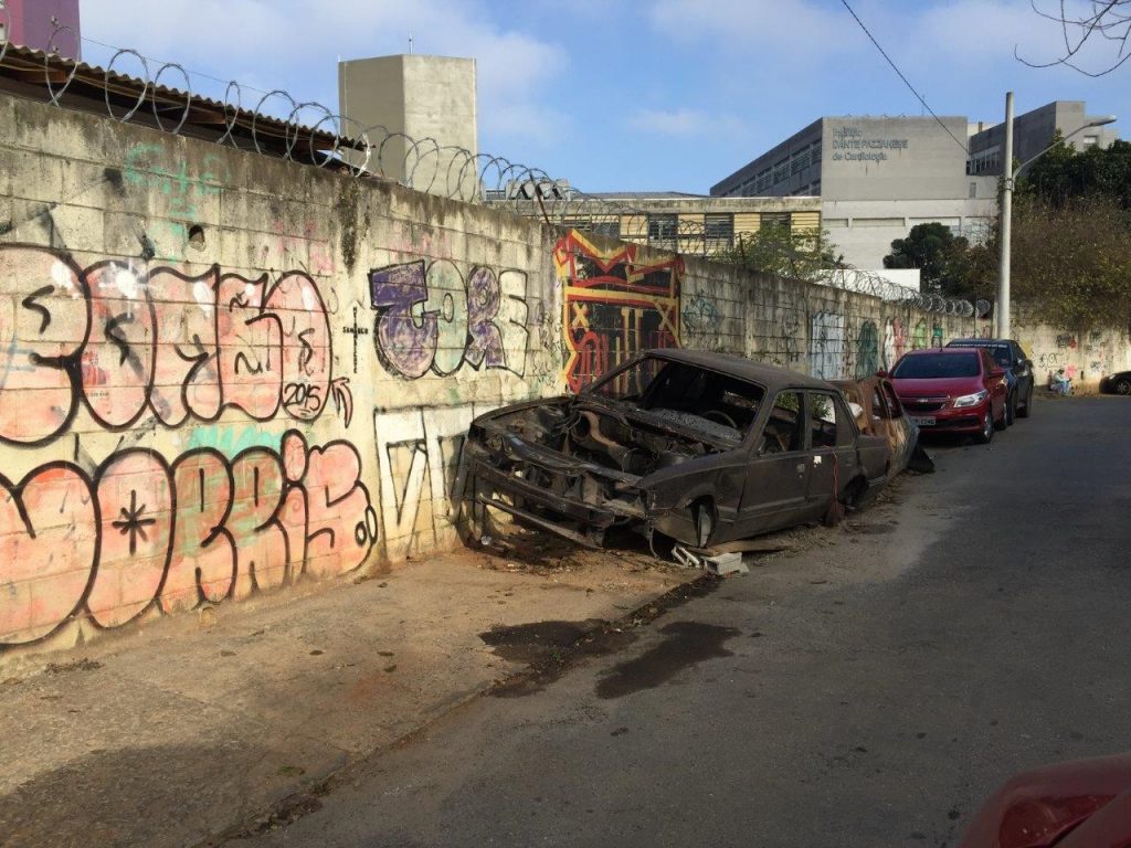 Carro abandonado em rua, atrás do Instituto Dante Pazzanese já foi incendiado várias vezes.