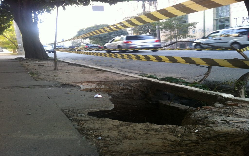 Cratera inerdita parte da calçada na avenida Presidente Wilson, na altura da Estação Mooca, da CPTM.