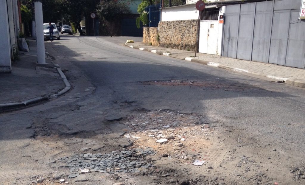 Na esquina das ruas Prof. Marques da Cruz e Rondel Buraco é tapado com entulho proveniente do resto de obras.