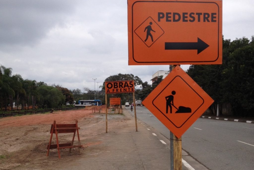 Placas sinalizam obras paralisadas há mais de seis meses na avenida Octalles Marcondes Ferreira