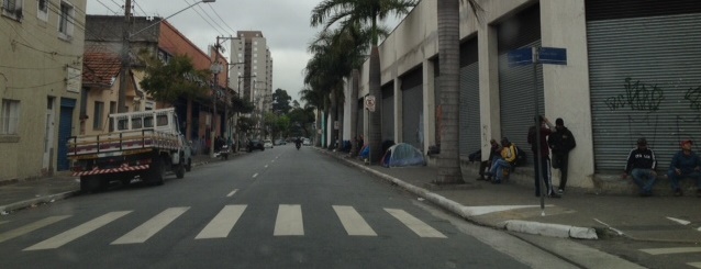 Com barracas moradores de rua interditam a calçada da rua Cajuru, no Belenzinho.
