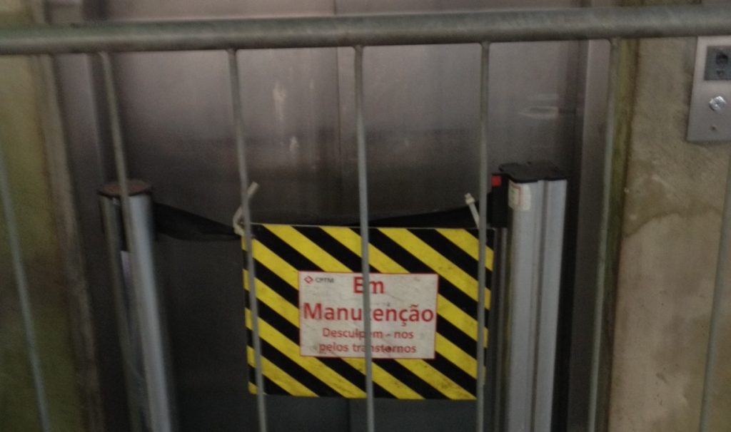Elevador interditado na estação Brás da CPTM , na região central da cidade.