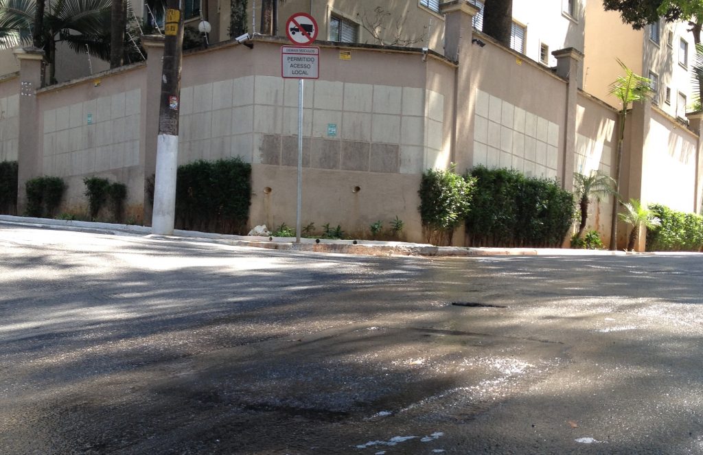 Água proveniente de vazamento escorre pela Rua Pasquale Guallupi, no bairro Morumbi.