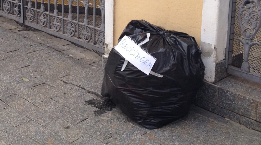 Moradores da Rua Pedro Nascimento Ferrador identificam o lixo par facilitar o recolhimento por catadores. 