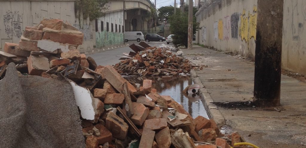 Prefeitura afirma que limpa com frequência local de descarte de entulho na Rua da Mooca. 