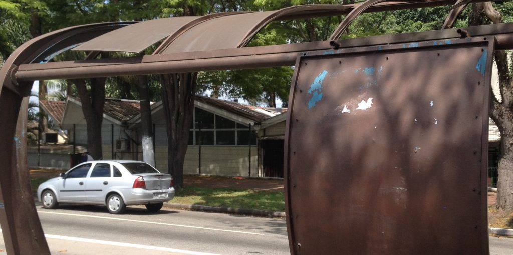 A falta de cobertura, em decorrência do vandalismo, é um dos problema mais presentes nos pontos de ônibus.
