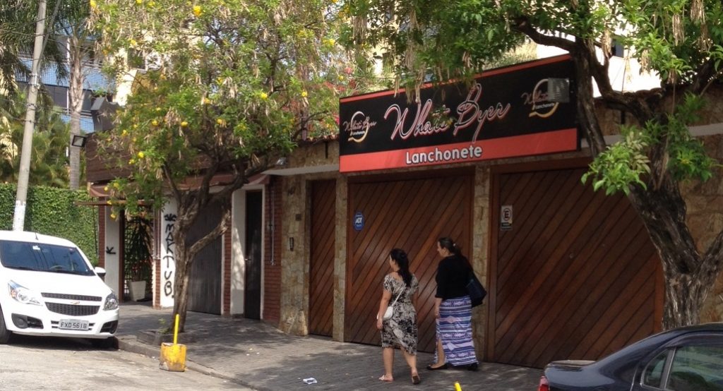 Bares da Rua General Leite de Castro, no Jd. Santa Cruz, na zona sul da cidade.