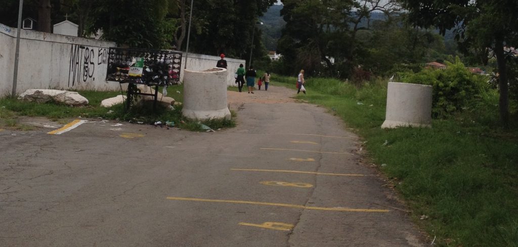 Passagem utilizada por moradores, ao lado do cemitério Maranhão não possuí sequer asfalto. 