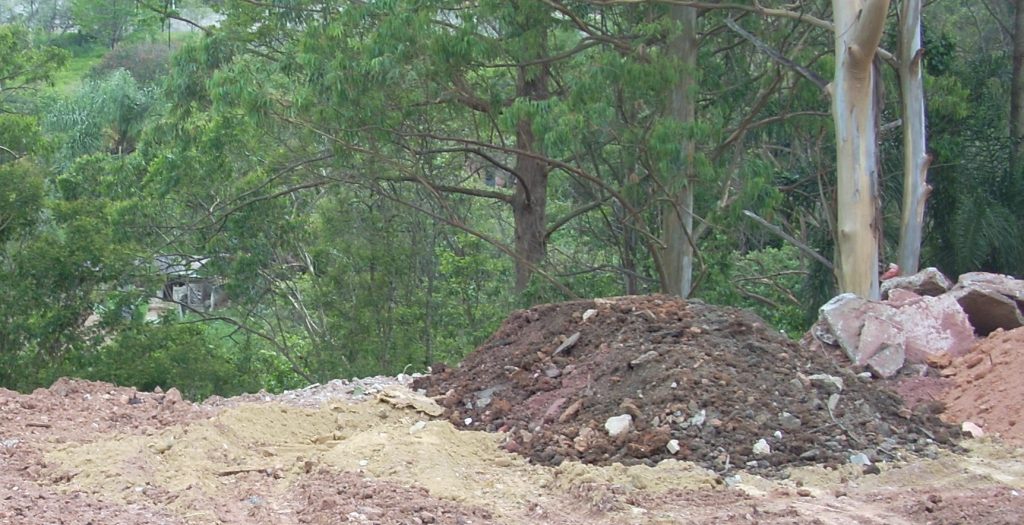 Entre o material descartado no terreno sem qualquer fiscalização estão restos de obras e lixo. 