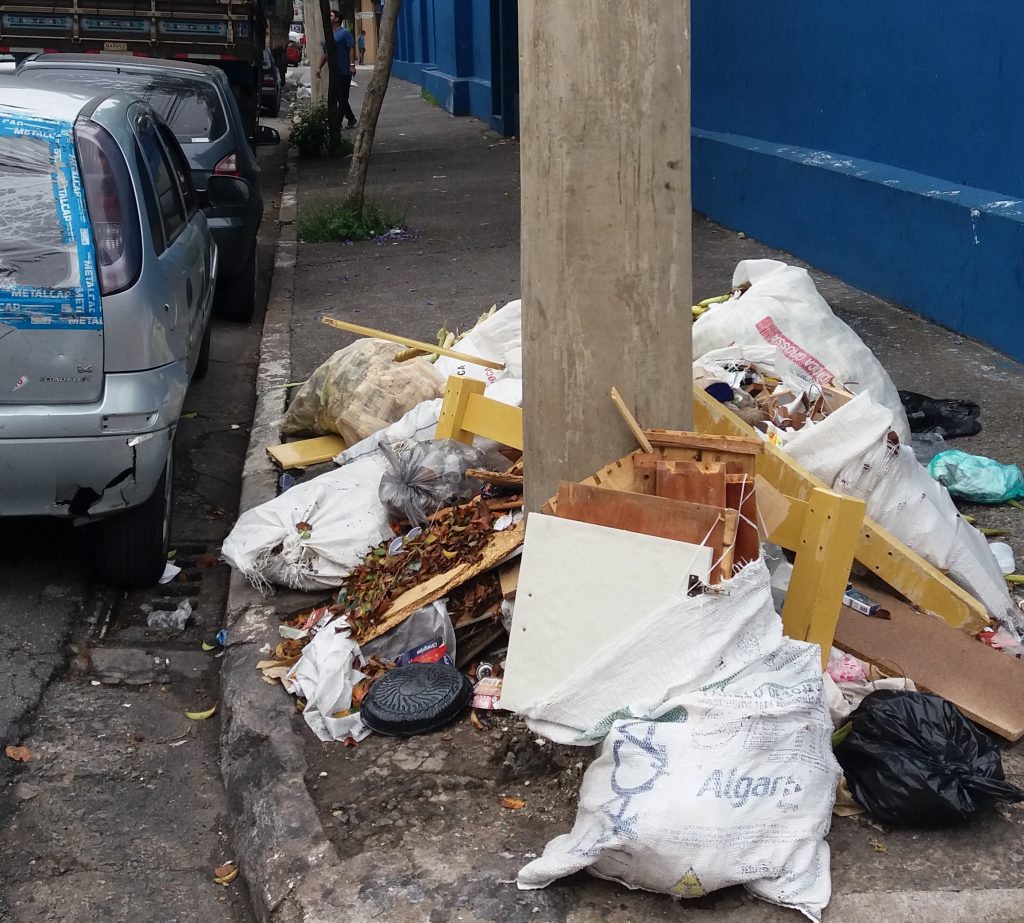 Pilha de lixo existente na esquina da Rua da Alfândega com Fernades Silva. 