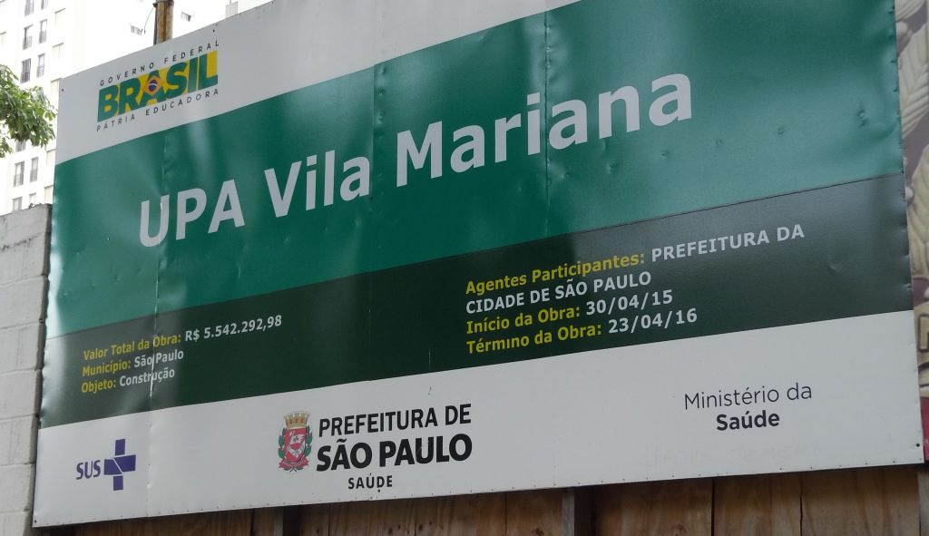 Placa com informações de obra paralisada na Vila Clementino. Créd.: Marcel Naves/ Tirada com Moto Z Play + Hasselblad True Zoom