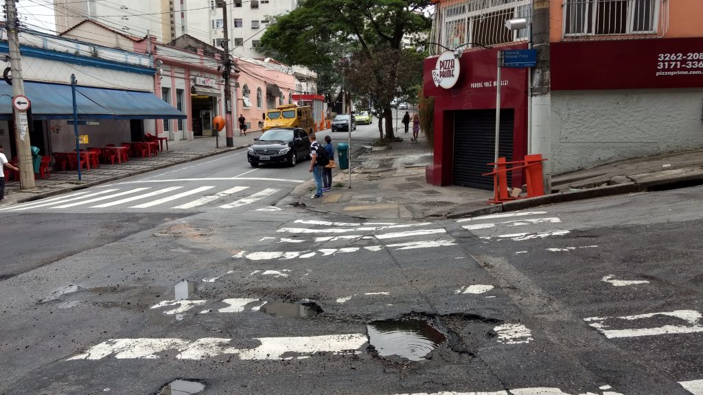 Buracos e vazamentos da Rua Joaquim Eugênio de Lima. Foto Marcel Naves/Tirada com Moto Z Play + Hasselblad True Zoom 