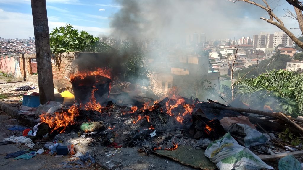 O lixo é queimado com frequência em terreno da zona norte .Foto Créd.: Marcel Naves/Tirada com moto z play + hasselblad true zom