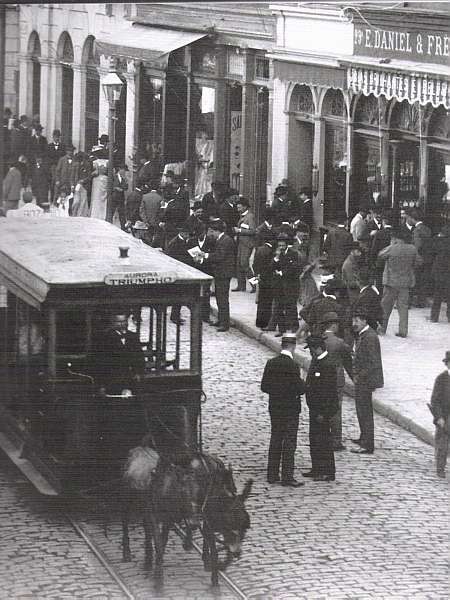 Bonde movido a burros na Rua 15 de Novembro, em 1895