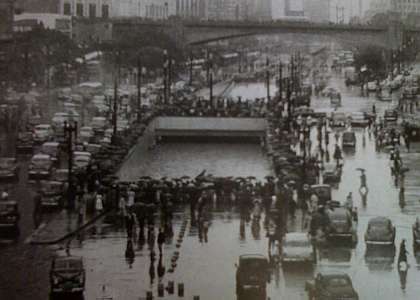 Enchente de 1958: Piscina do Adhemar, no Anhangabaú