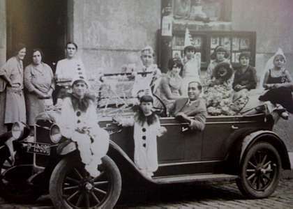 Fantasiados na Lapa para o carnaval em 1928