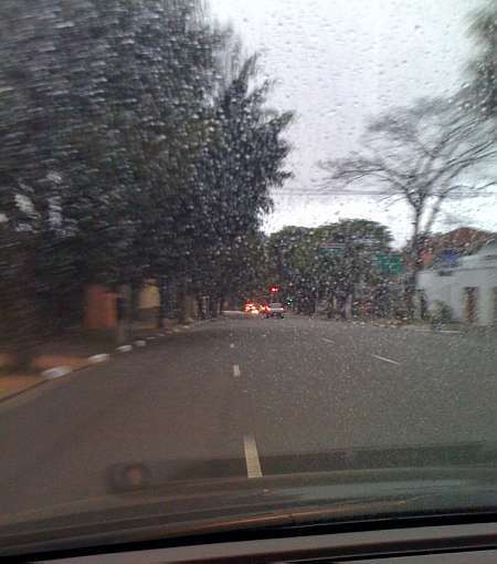 Motoristas que saíram cedo de casa nesta quarta-feira e passaram pelo espigão do Caaguassu curtiram a garoa no vidro do carro
