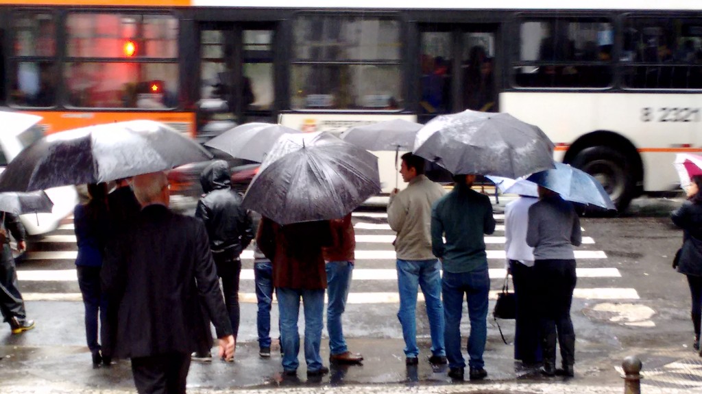 Pedestres com guarda-chuva