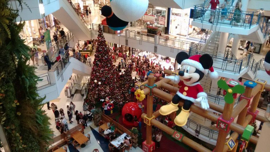 Movimento de Shopping Center às vésperas do Natal