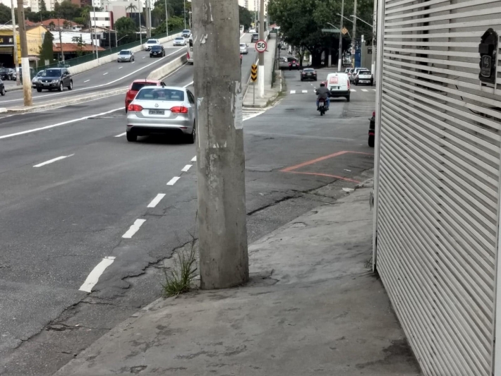 A difícil transposição do viaduto da Avenida Bandeirantes na zona sul de São Paulo. Foto: Mauro Calliari.