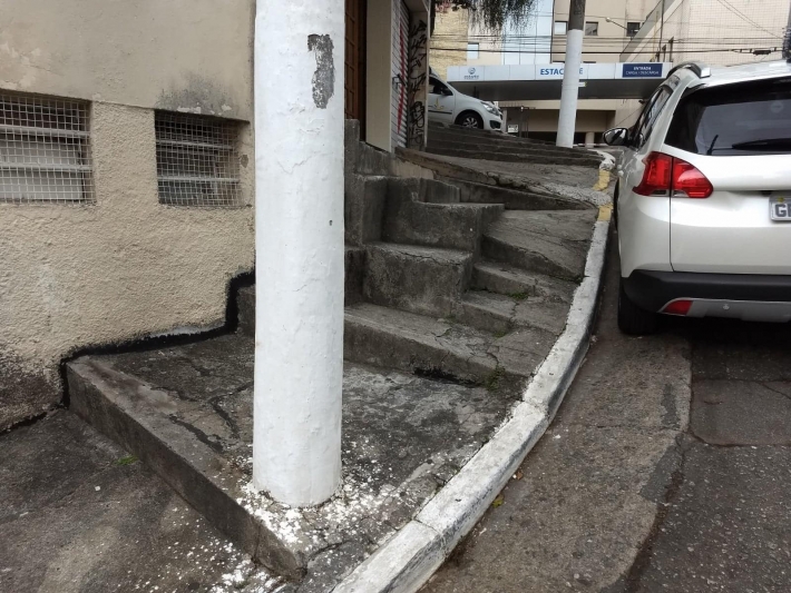 A calçada impossível, no bairro do Bixiga, zona central da cidade. Foto: Mauro Calliari.