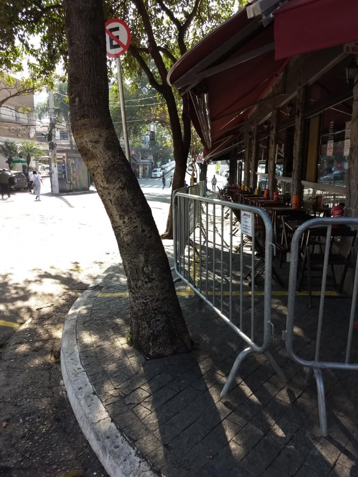 Árvores, grades e mesas no caminho do pedestre no Jardim Paulistano, zona sul de São Paulo. Foto: Mauro Calliari.